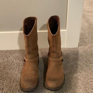 Women’s Timberland waterproof boot.  brown nubuck w/trendy practical sole. 71/2